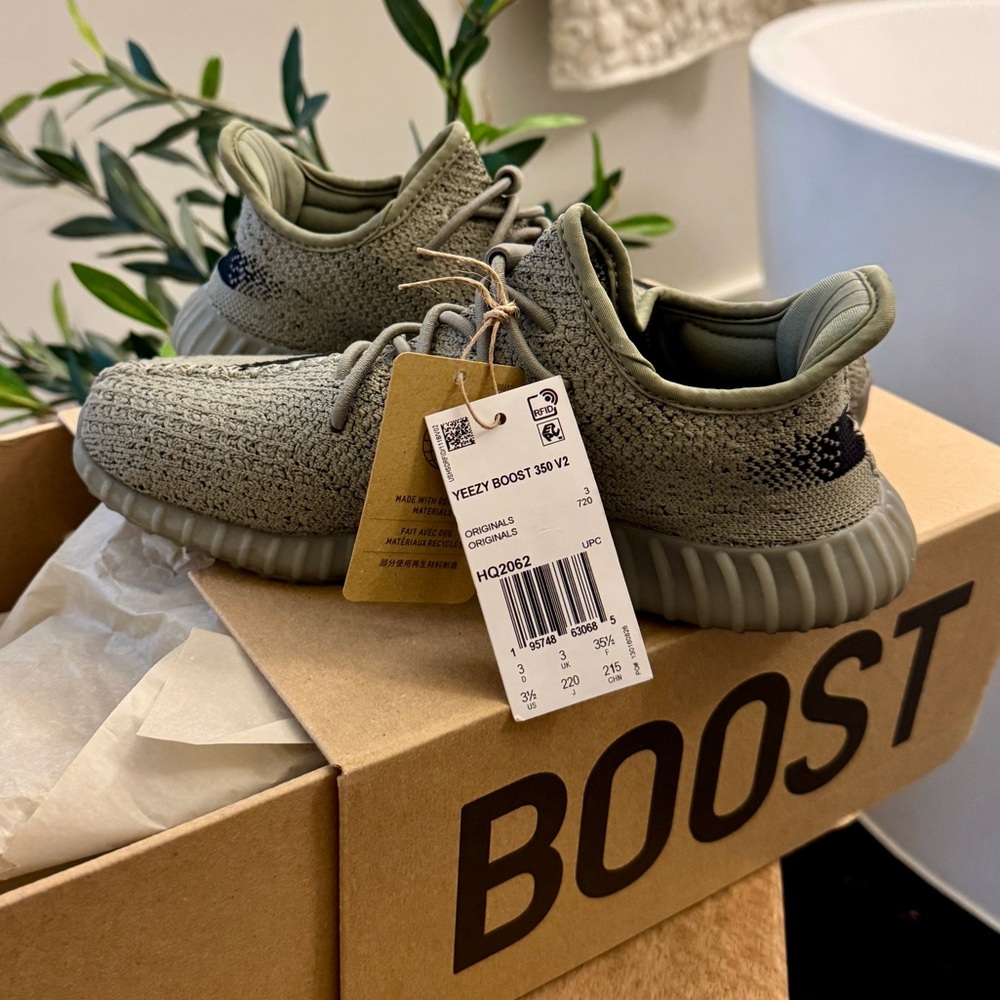 Adidas Yeezy 350 boost kids size 3 1/2. With box and tags. Like new